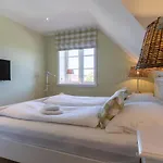 Reetdachhaus Gaia & Ganymed Reetdachhaus Gaia بيت للعطل Böhl